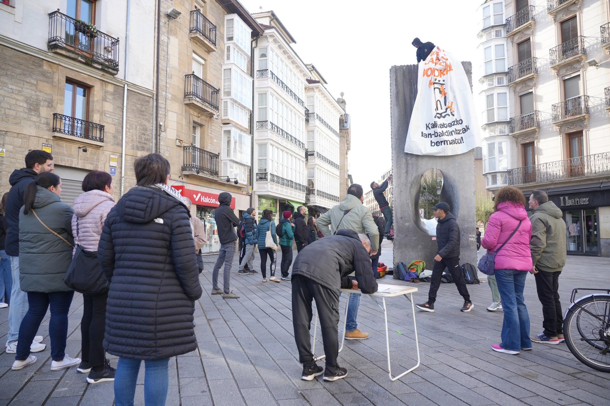 Los trabajadores de los rocódromos escalan 'La Mirada' para denunciar sus condiciones