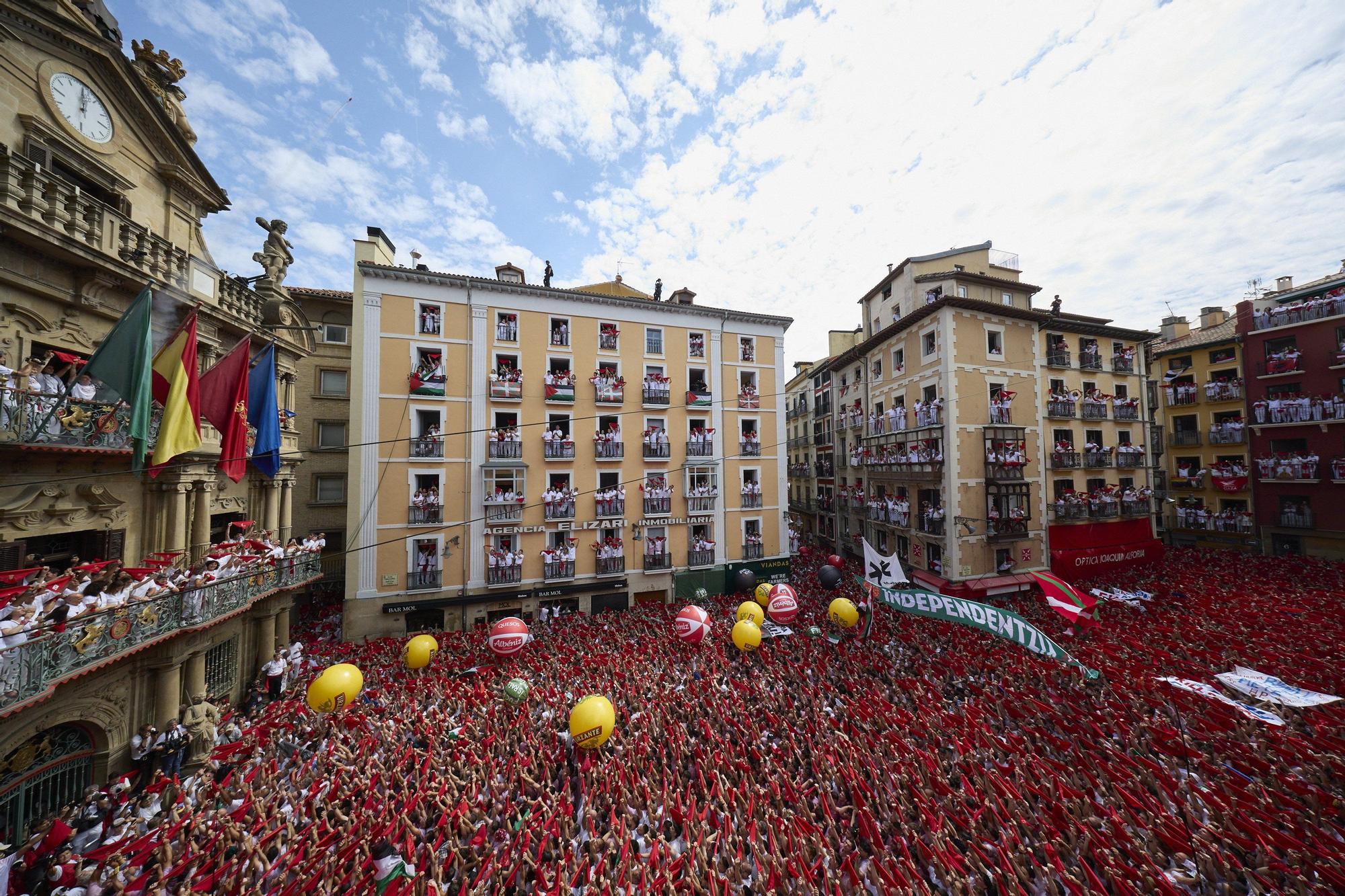 Fotos del  Chupinazo de San Fermín 2025 en Pamplona: ¡La fiesta más internacional se enciende con un grito solidario por Palestina!