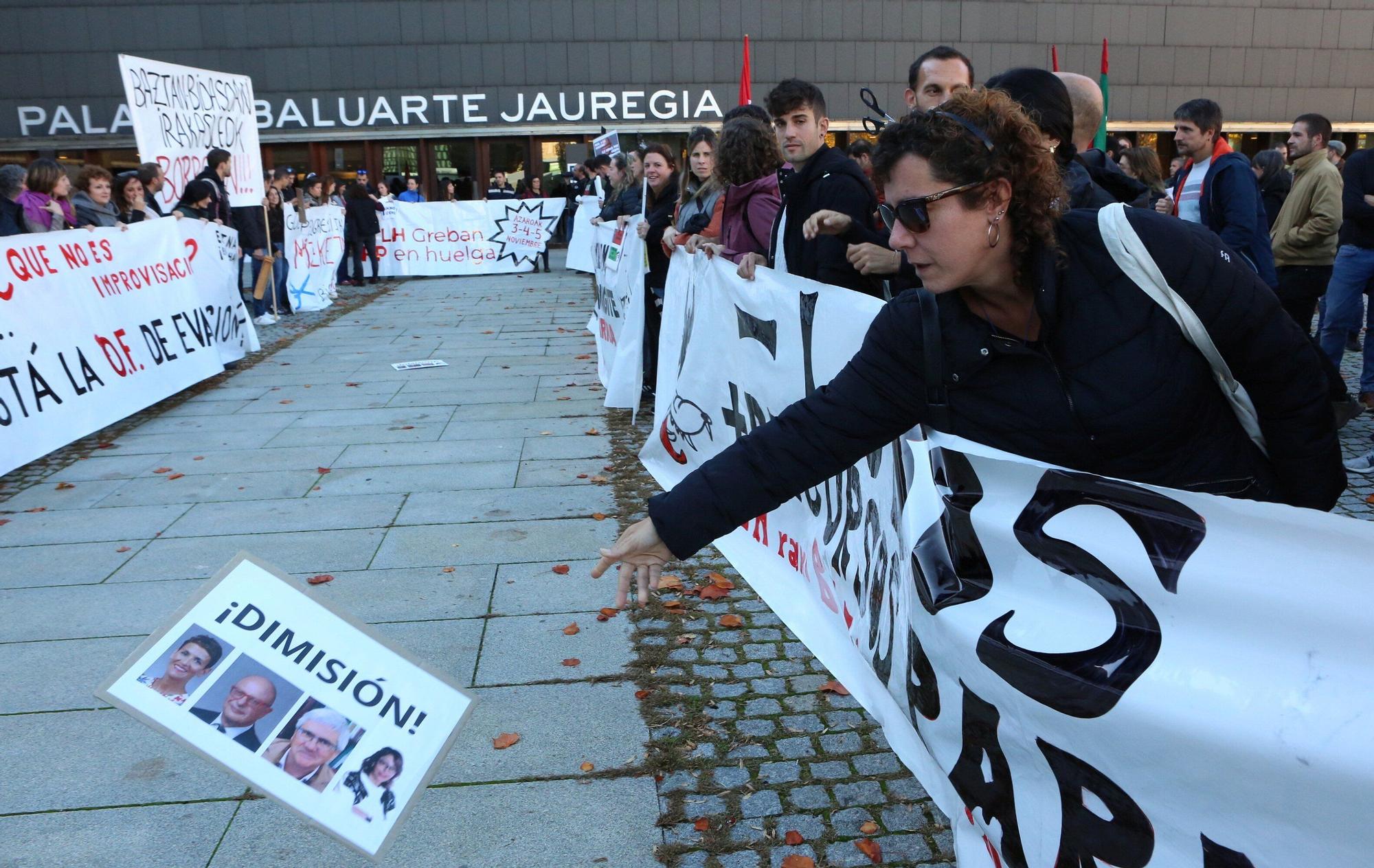 FOTOS | Momentos de tensión en la concentración de docentes de FP ante el Foro del Baluarte