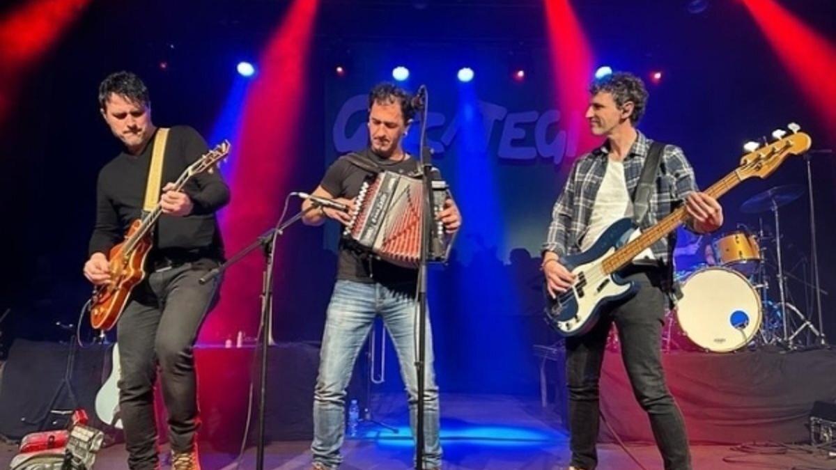 Gozategi encima del escenario ofreciendo un concierto.