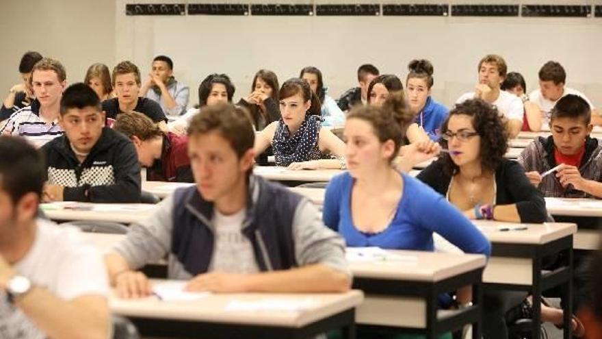 Universitarios durante una clase en la facultad.