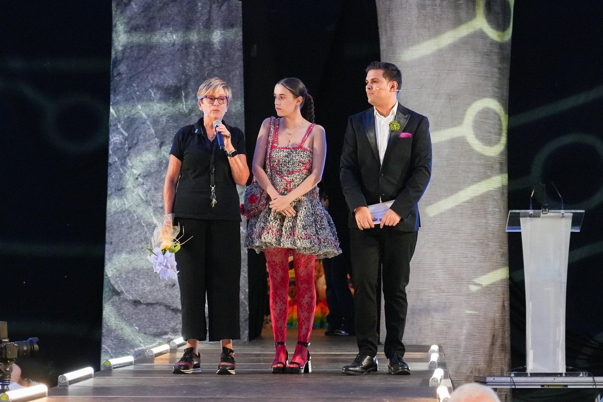 En imágenes: así ha sido el desfile de Vestidos de Papel de Güeñes