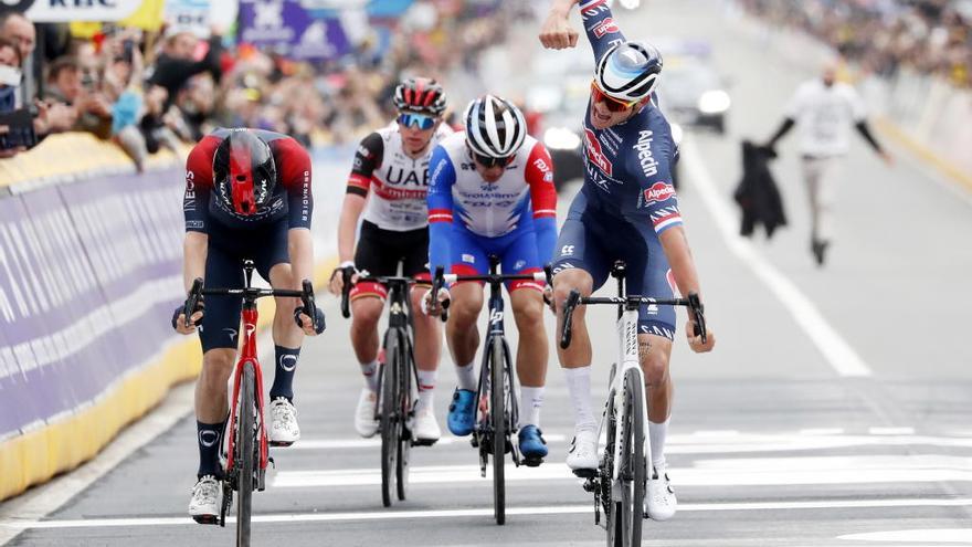 Van der Poel celebra la victoria en el Tour de Flandes.