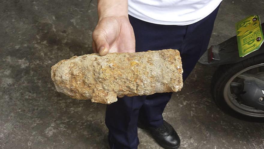 Un japonés devuelve una bomba de la II GM sin detonar que decoraba su dormitorio