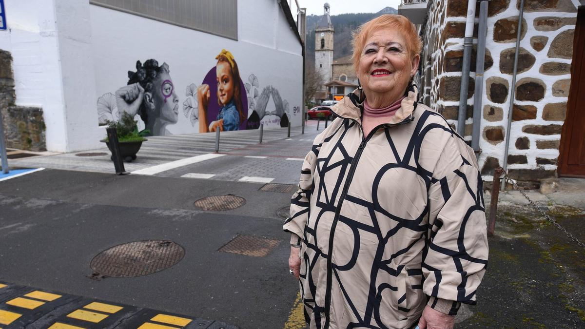 Inés Barrenetxea posa frente a un mural feminista.