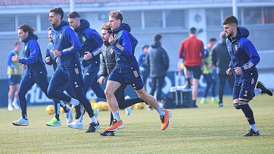 Los jugadores de Osasuna que jugaron de inicio contra el Celta, trotando en las instalaciones de Tajonar.