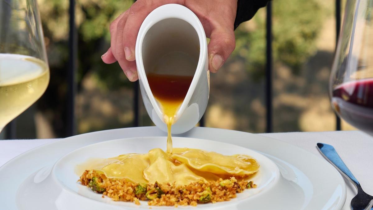 En estas rutas, la torta del Casar protagooniza numerosas recetas, como estos raviolis de torta del Casar  con miel de trufa y pistachos.