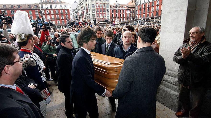 El féretro con los restos mortales del escritor Miguel Delibes, es portado por sus nietos, a la entrada en el Ayuntamiento de Valladolid