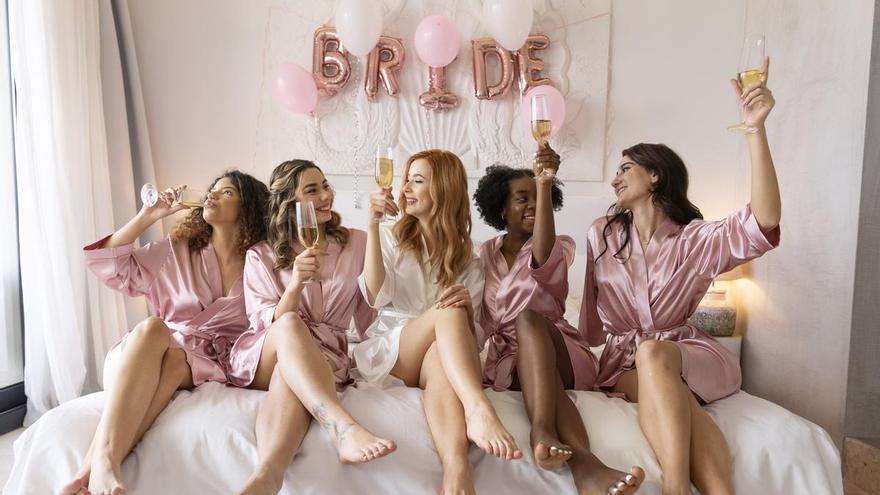 Dos amigas la desinvitan de sus bodas por lo que hizo en la despedida de soltera