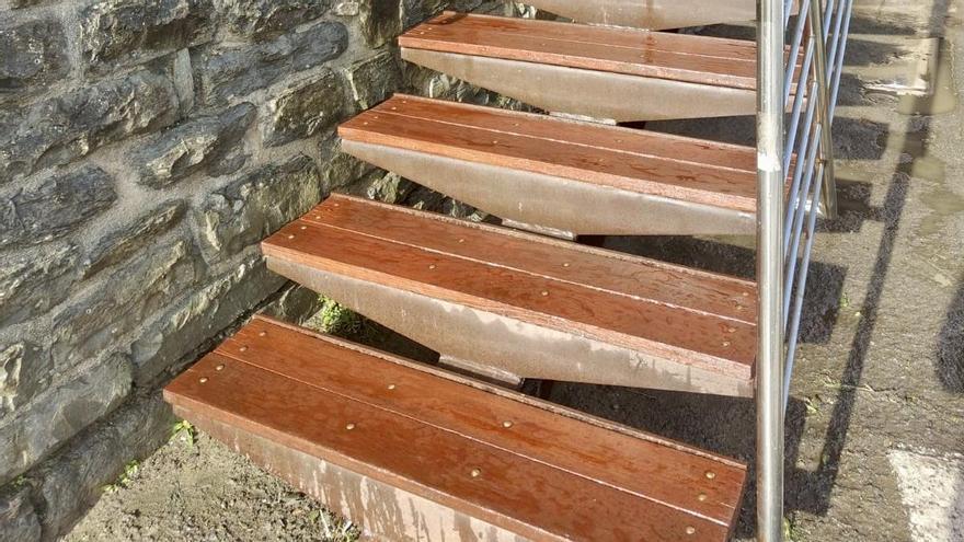 Las viejas escaleras de Artzape de Getaria se ponen bonitas y más seguras