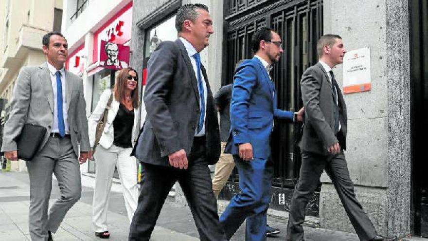 Representantes y directivos de la Federación Española de Fútbol, a su llegada al juzgado.