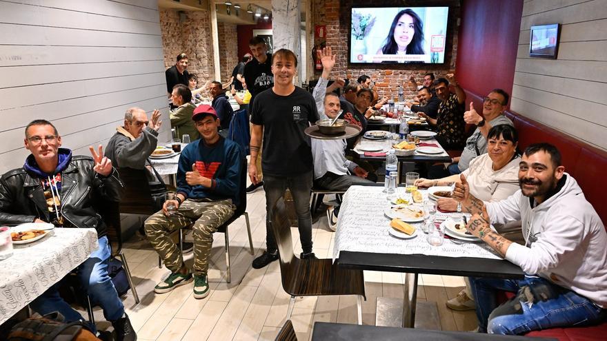 Éxito total en la comida solidaria en Erronda Zaharra: "La gente les hace muchos feos, ese dolor duele más que cualquier consumo"