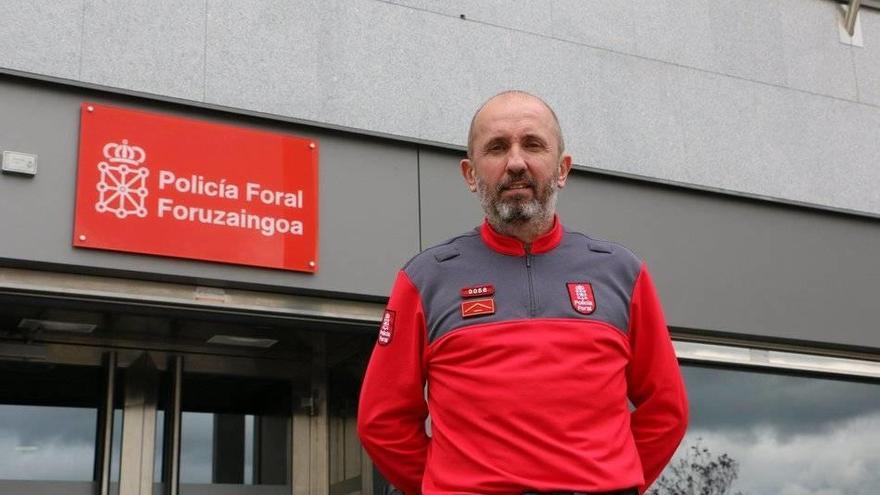 Yárnoz, en la entrada de la comisaría, inaugurada en 2010 y que comparte edificio con el Juzgado y los servicios de empleo.