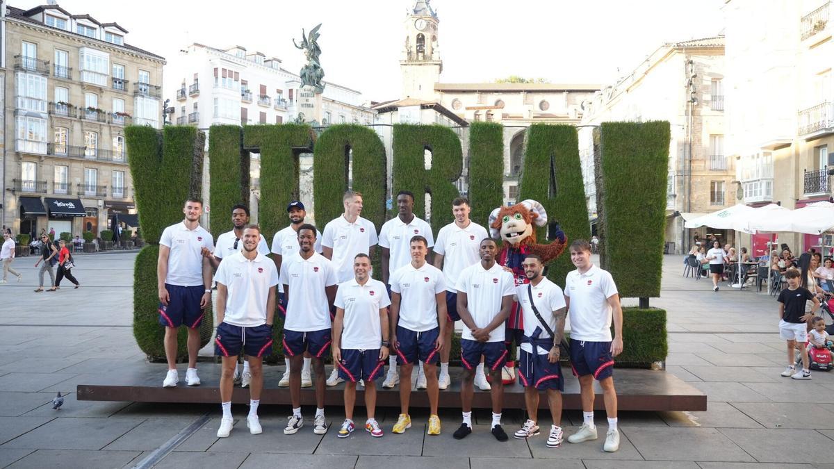 Foto de familia del Baskonia en la Virgen Blanca antes del comienzo del curso.