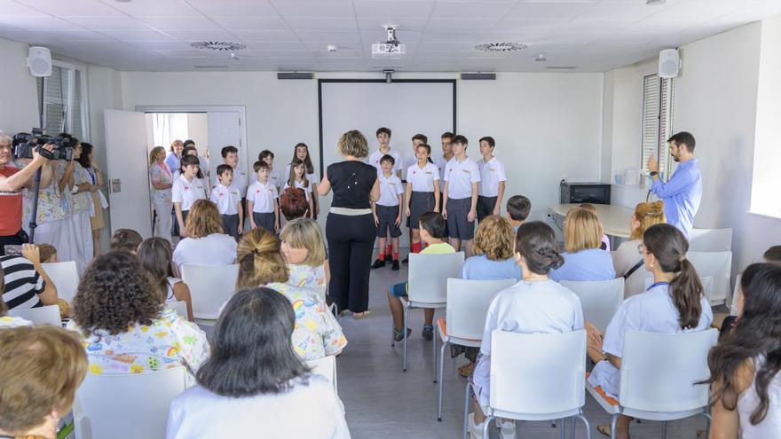 &#039;Los Chicos del Coro&#039; emocionan a los txikis ingresados en el hospital de Cruces