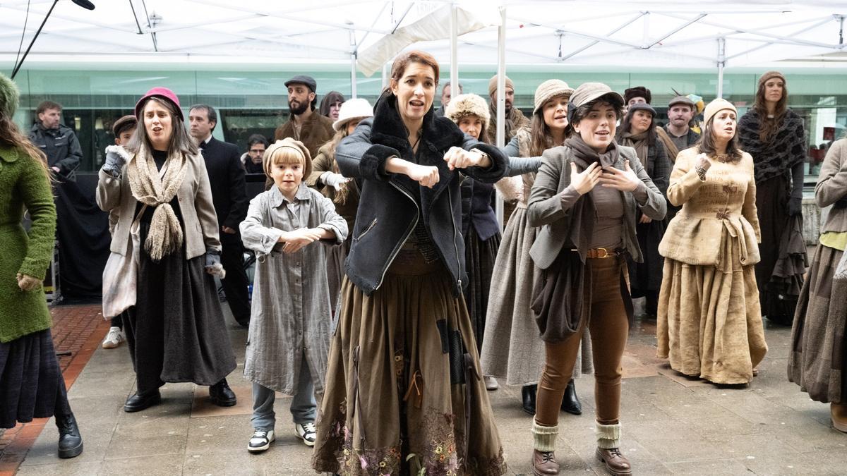 Flash mob en pleno centro de Bilbao de 'Cuento de Navidad'
