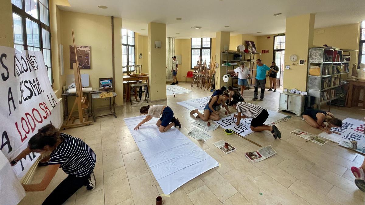 La ciudadanía acudió a la casa de cultura vieja para pintar pancartas reivindicativas.