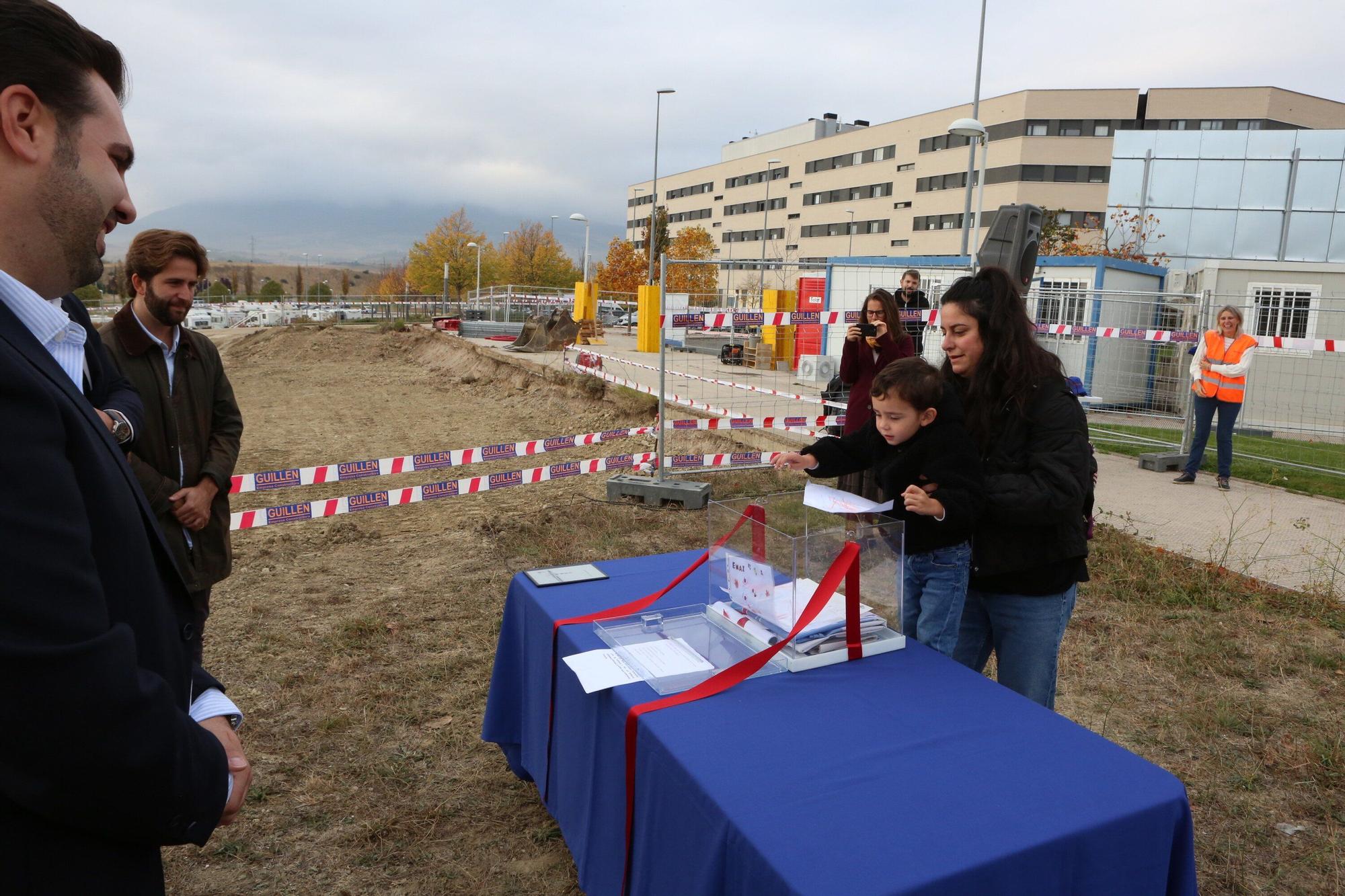 Colocación de la primera piedra de la nueva Escuela Infantil Sarastigorri en Zizur Mayor