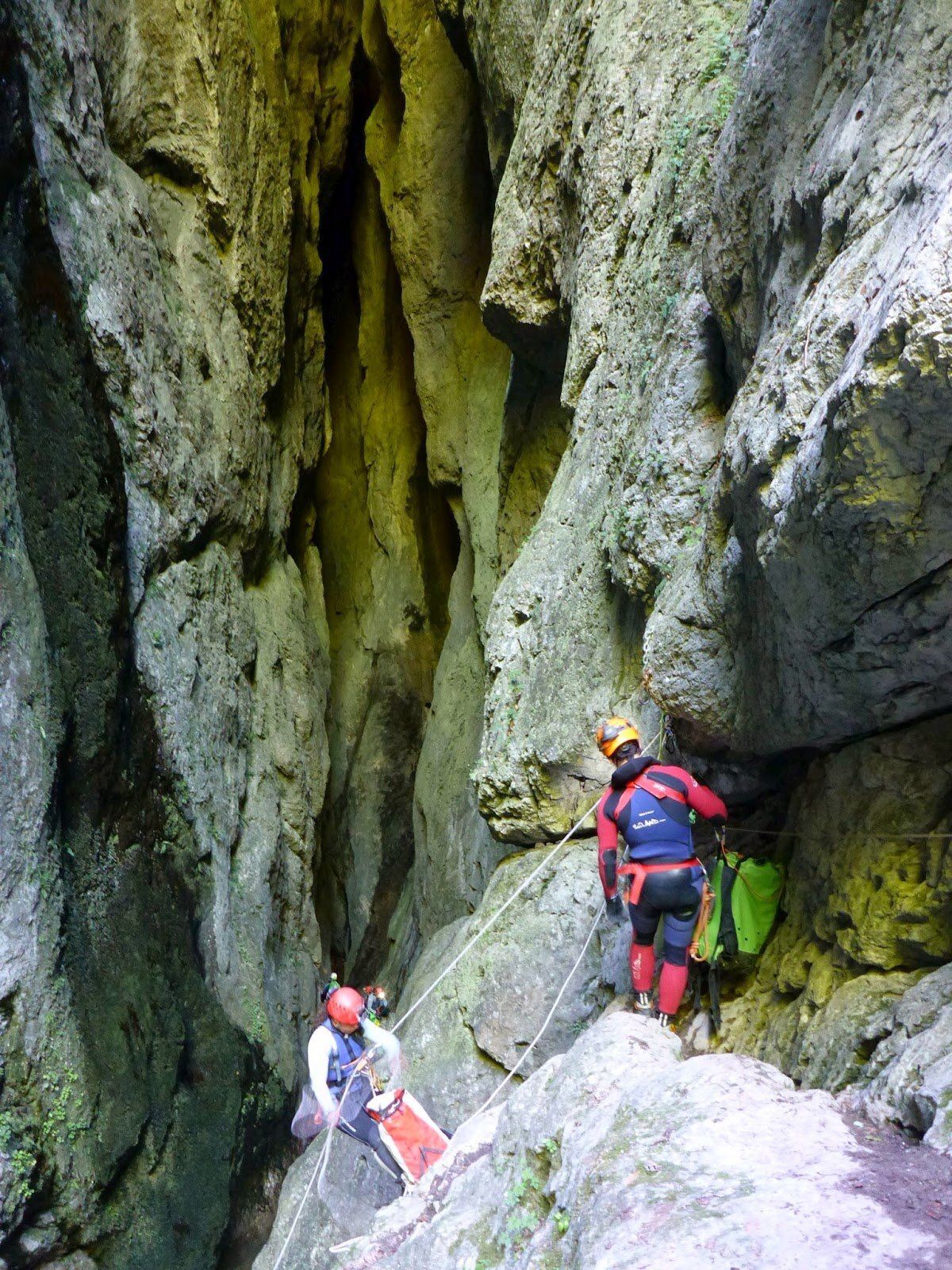Escaladores en la cueva de la Leze.