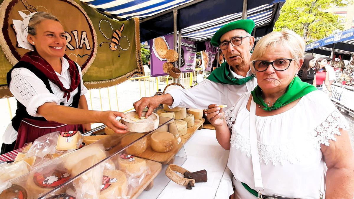 El fundador de la cuadrilla Dantza Lagunak y su esposa disfrutando del mercado baserritarra en la plaza Juan Urrutia