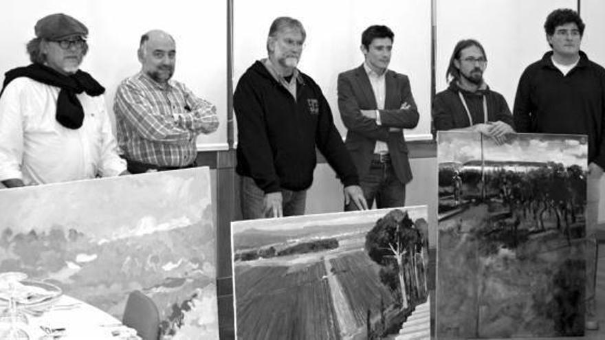 Los premiados, junto con las obras que presentaron.