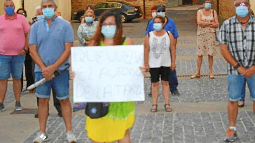 Protestas en Larraga por la suspensión del servicio de tarde del autobús