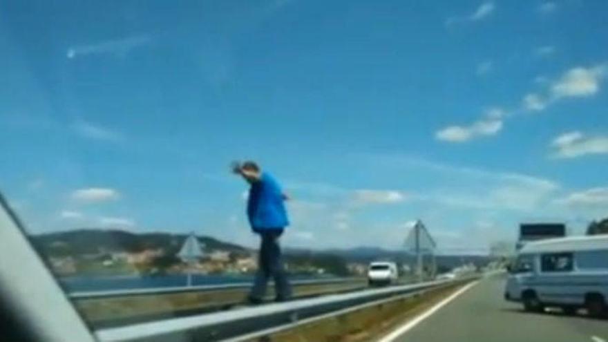 Un hombre para en la autovía, se sube a la mediana y se desnuda