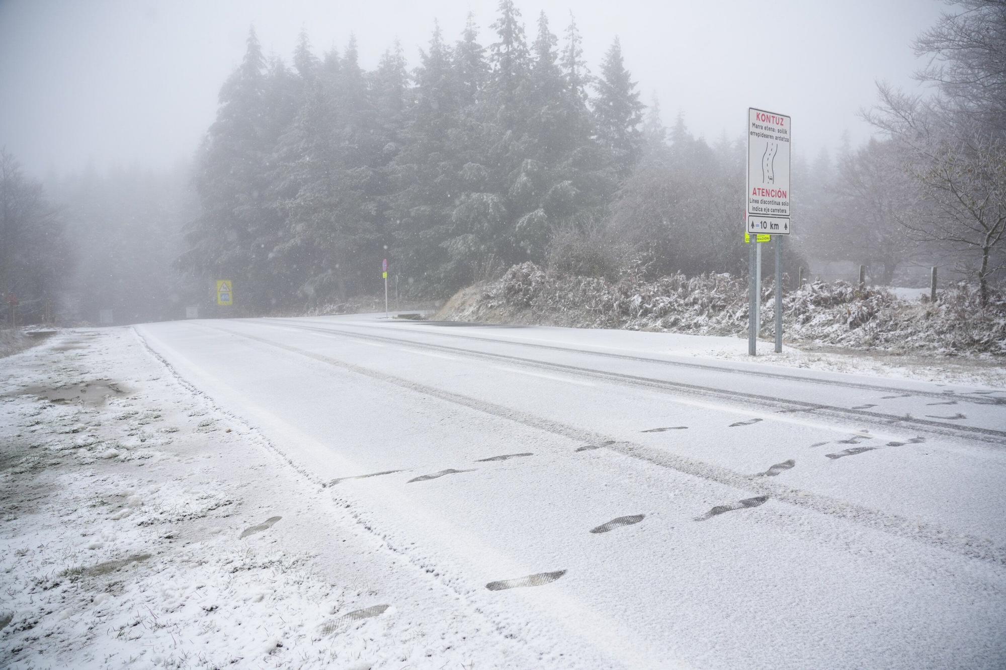 Las primeras nieves del otoño cubren Opakua