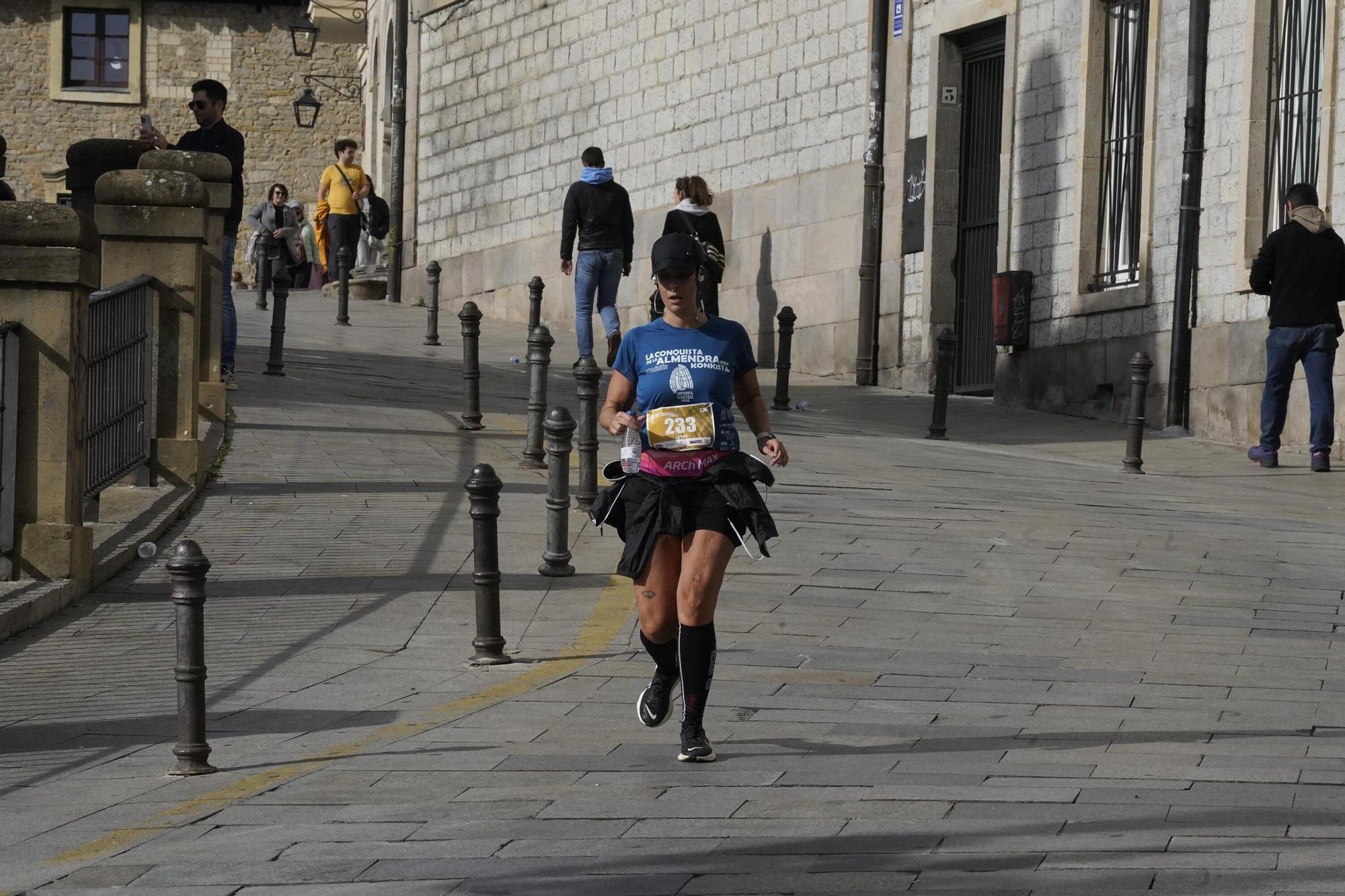 En imágenes: Miles de personas conquistan la Almendra de Gasteiz