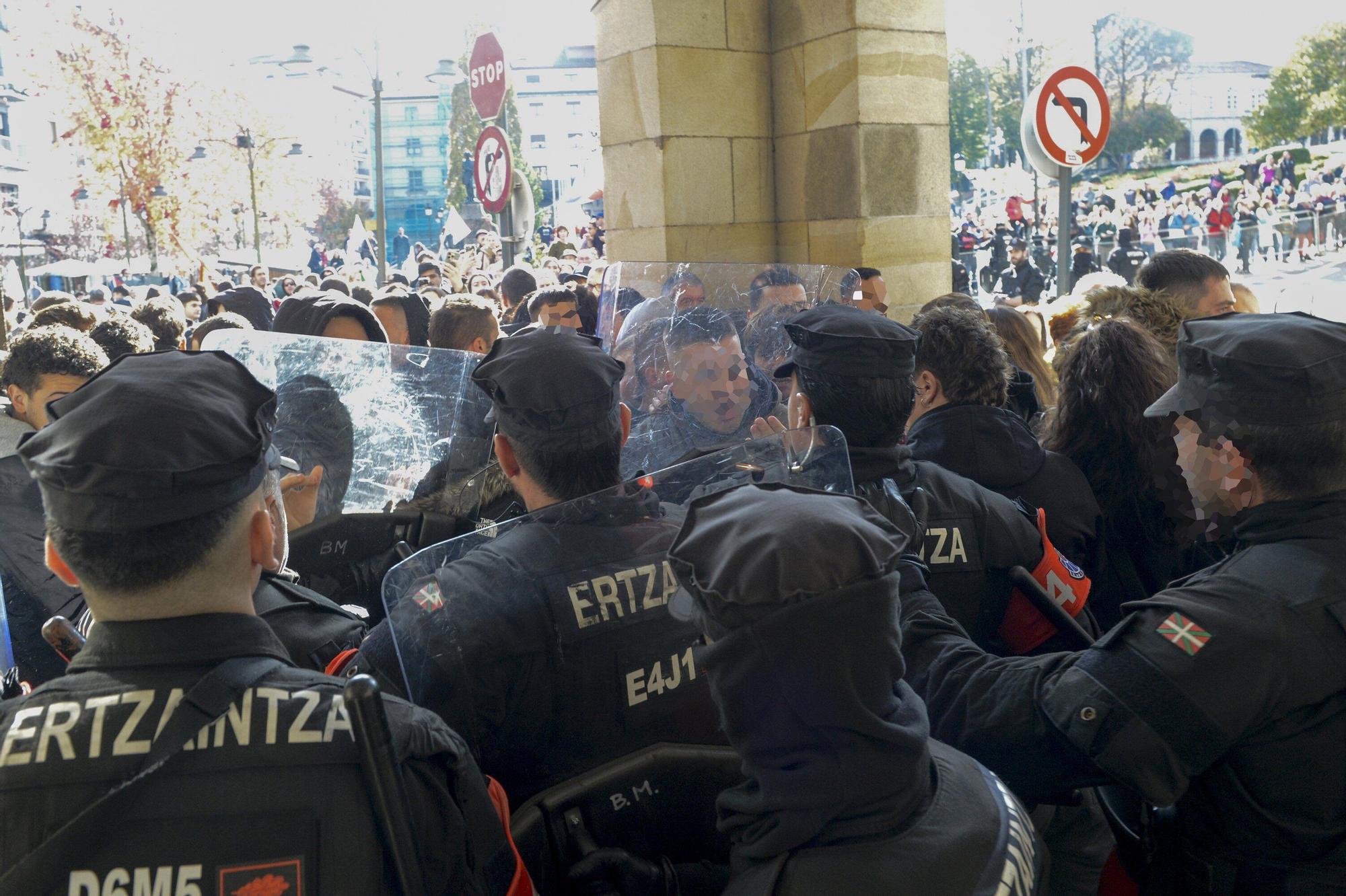 Protestas en Gernika por la visita de Felipe VI