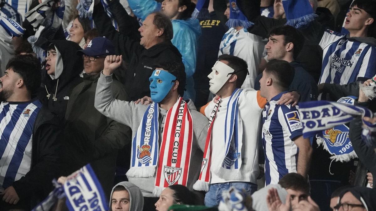 La afición txuri-urdin disfrutó del derbi que acogió Anoeta.