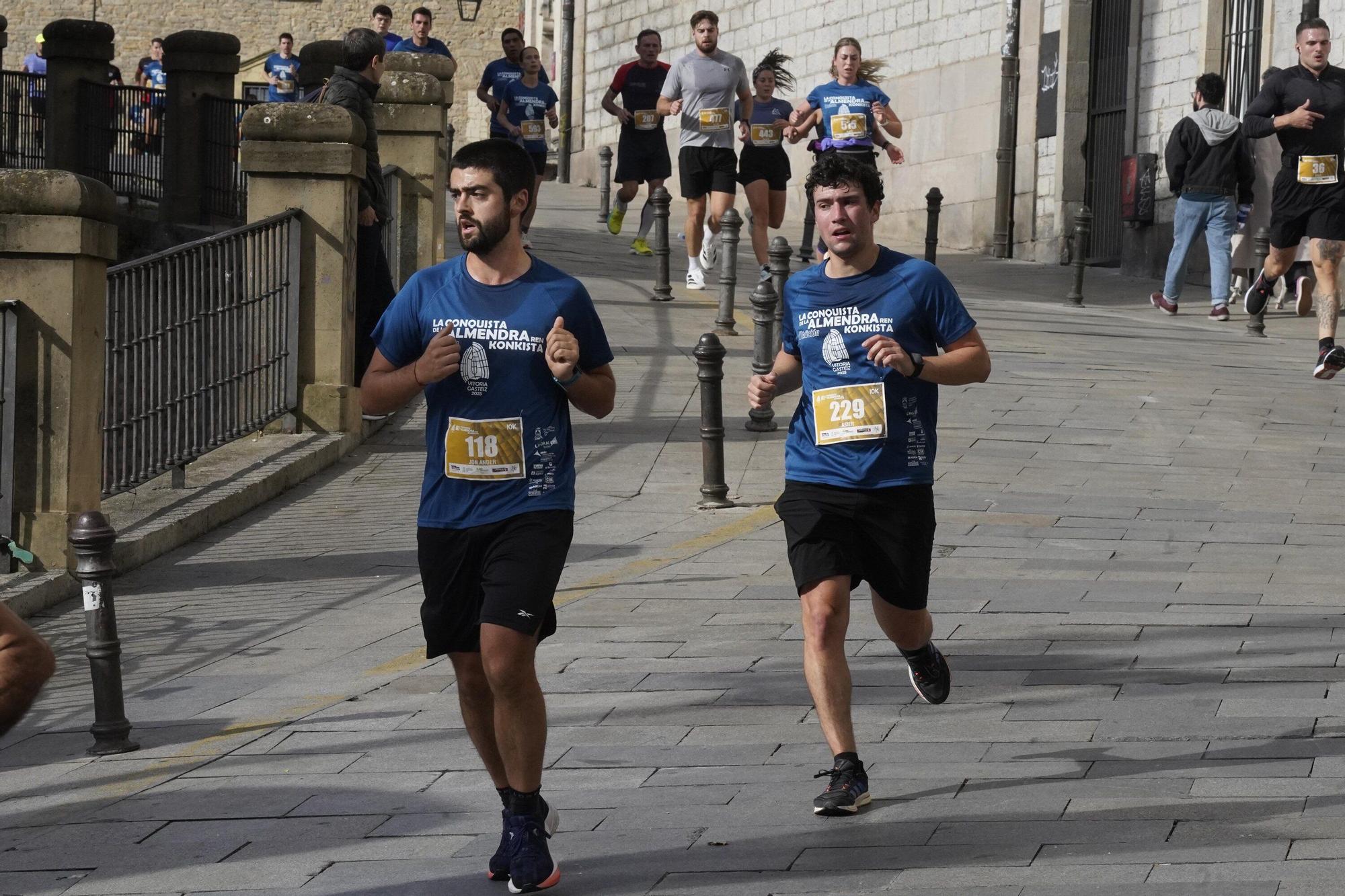 En imágenes: Miles de personas conquistan la Almendra de Gasteiz