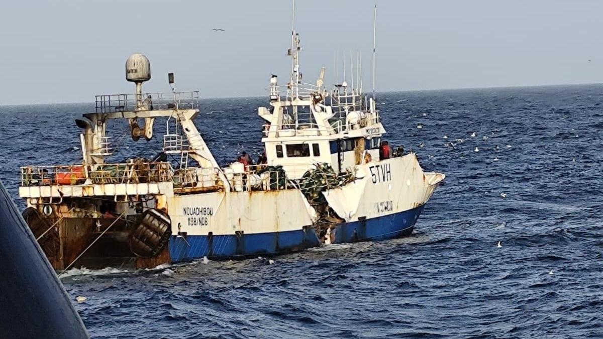El pesquero &#039;Tafra 3&#039;, con una gran brecha en el costado de estribor tras el choque con el buque &#039;Right Whale&#039; frente a la costa de Mauritania.