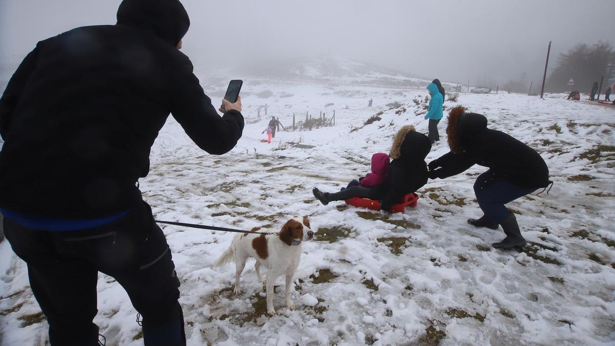 Familias disfrutando de la nieve en el Puerto de Ibañeta.
