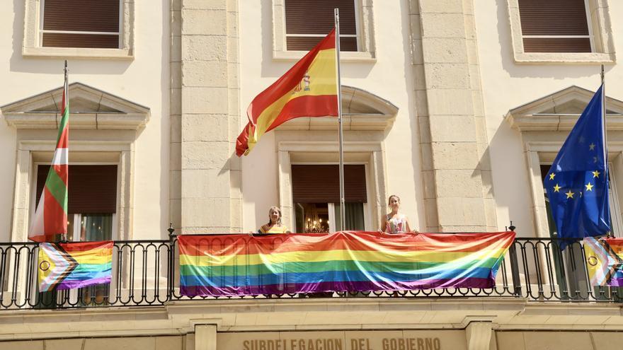 Subdelegaciones del Gobierno instalan banderas LGTBI+ en defensa de este colectivo frente a los "ataques de la derecha"
