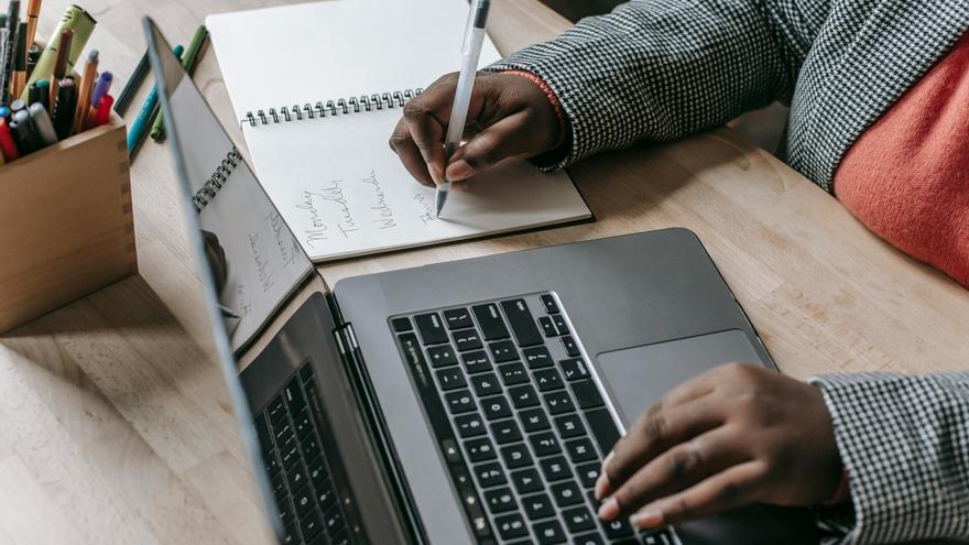 El 13, 1% de los empleados vascos y el 7,3% de los navarros trabaja desde su casa