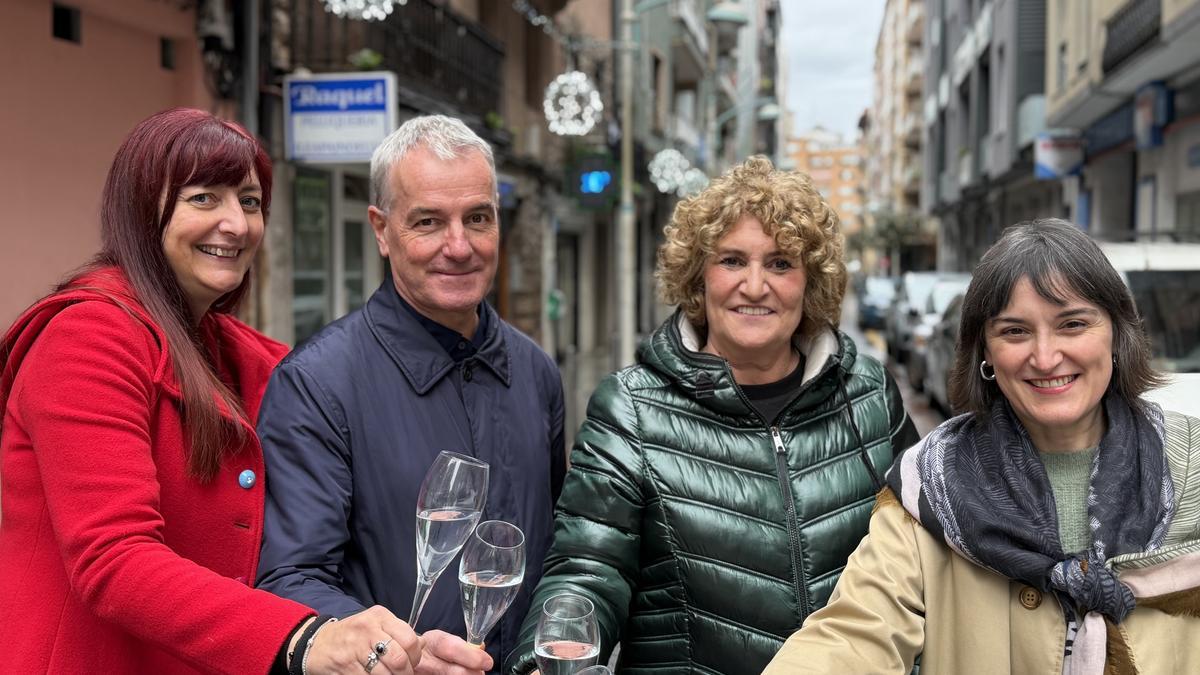 El edil, junto a responsables de Laurak Bat.