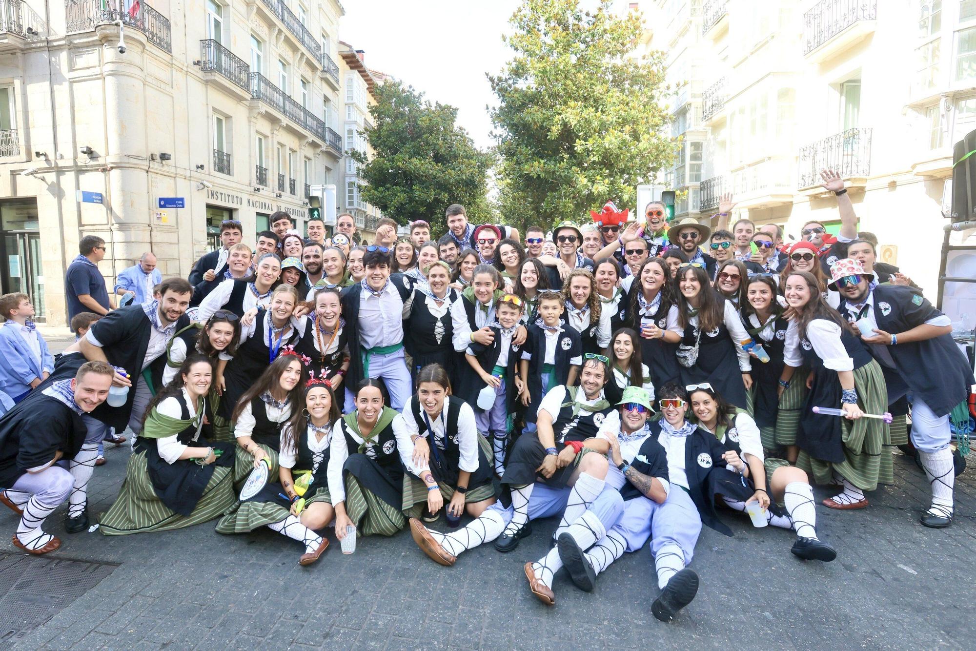 En imágenes: Blusas y neskas desfilan en el segundo paseíllo