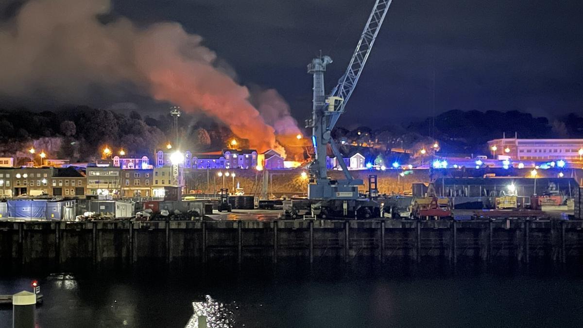 Imagen de la humareda provocada por la explosión en un edificio de la isla de Jersey