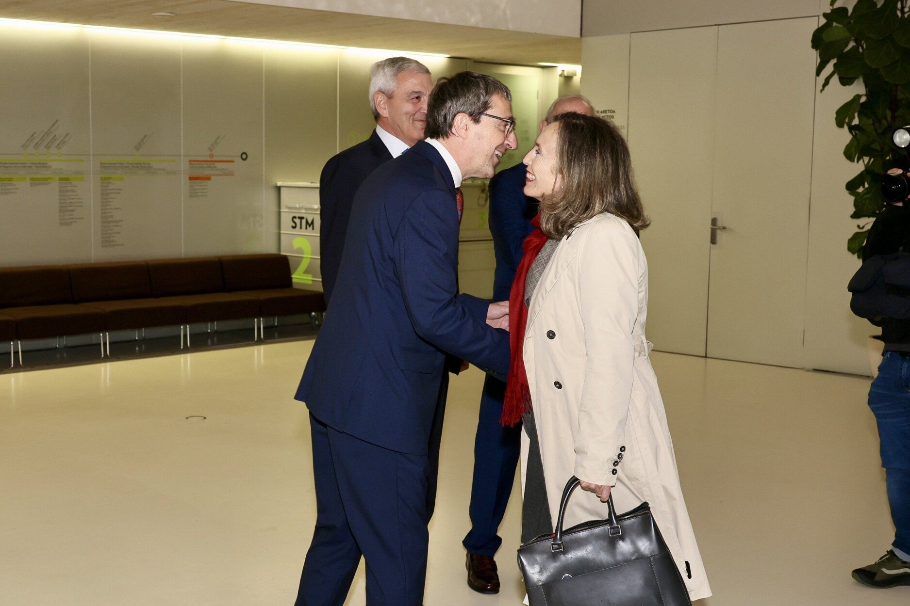 El director de NOTICIAS DE GIPUZKOA, Eduardo Iribarren, recibe a la presidenta de la Autoridad Portuaria de Pasaia, Izaskun Goñi