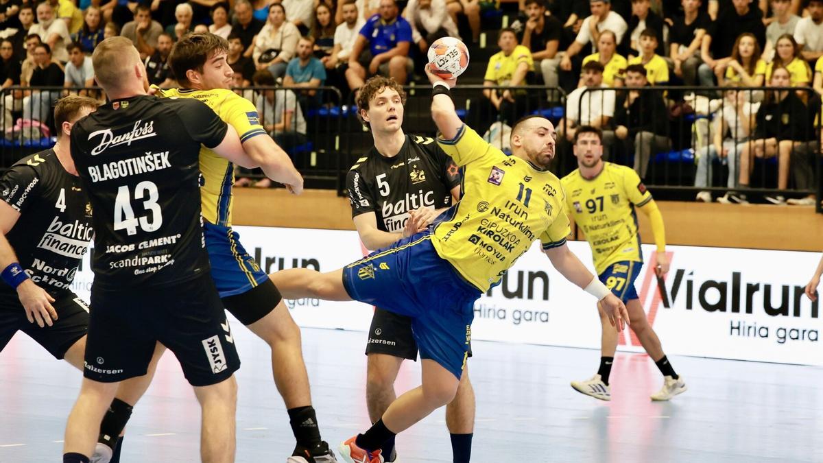 Esteban Salinas se dispone a lanzar en el encuentro ante el Flensburg en Artaleku.