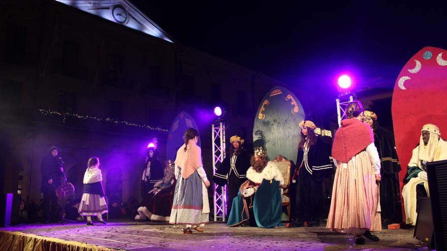 Lluvia de caramelos y balones en Tafalla