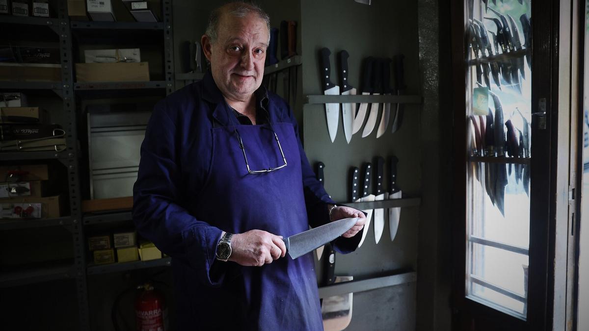 Juan Carlos cierra por jubilación la cuchillería Caneda, negocio fundado en 1903 que pertenece a su familia desde 1938.