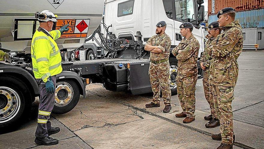 Conductores militares reciben adiestramiento para ponerse al volante de los camiones cisterna.