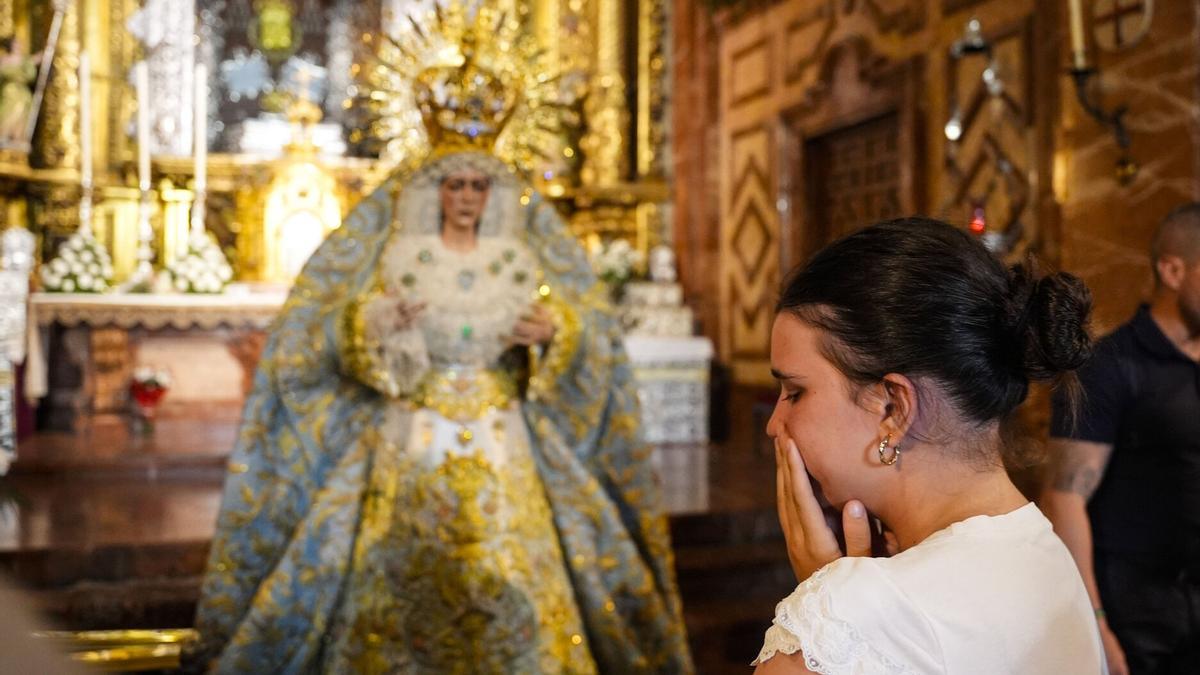 Una mujer, afectada ante la Virgen de la Macarena.