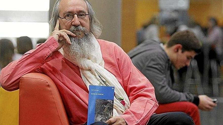 José Luis Allo, con su último poemario.