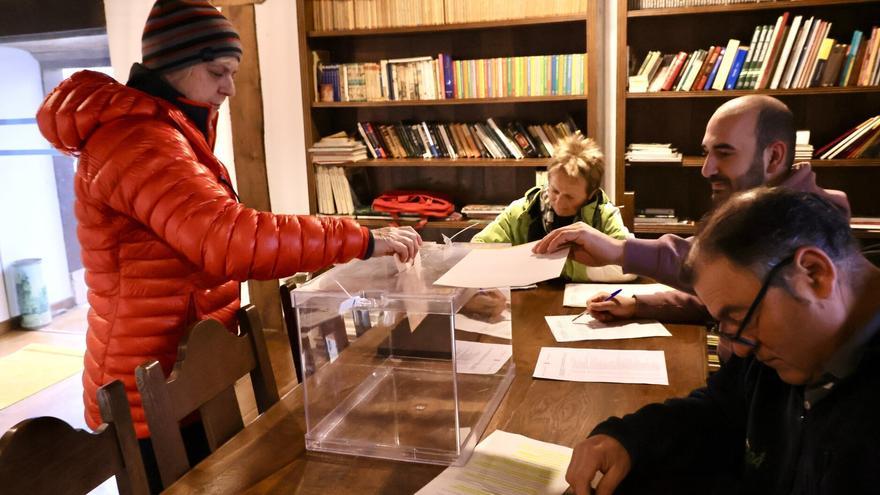 Los concejos de Álava votan en su &#039;superdomingo&#039; electoral en jornada que, de momento, transcurre &quot;tranquila&quot;