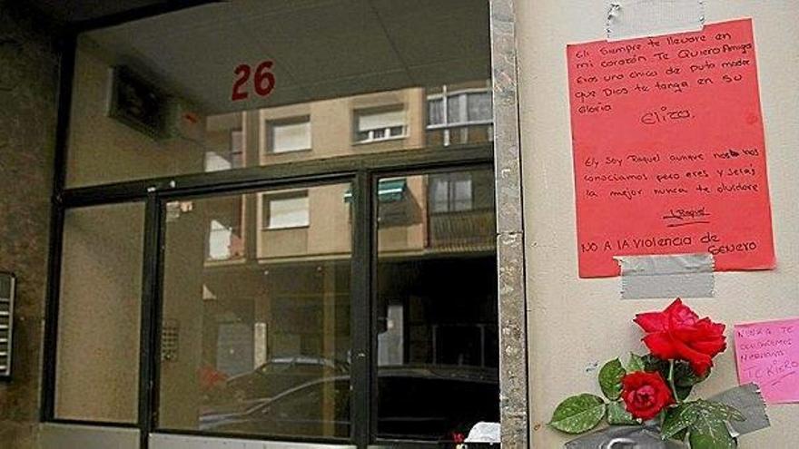 La fachada del edificio donde fue asesinada la joven en Reus lleno notas y flores de los vecinos como gestos de cariño.