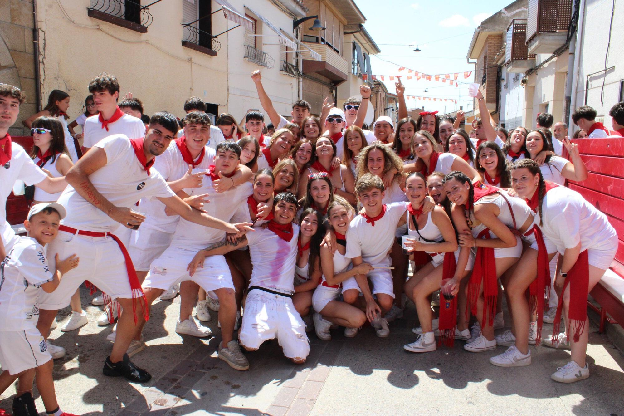 Un grupo de jóvenes cadreitanos celebran el inicio de las fiestas en honor de San Miguel.