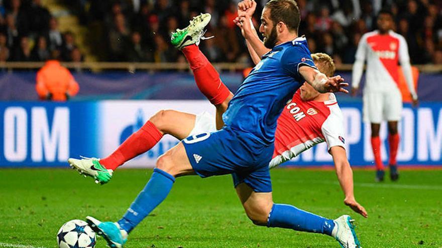 Alves asiste, Higuaín fusila